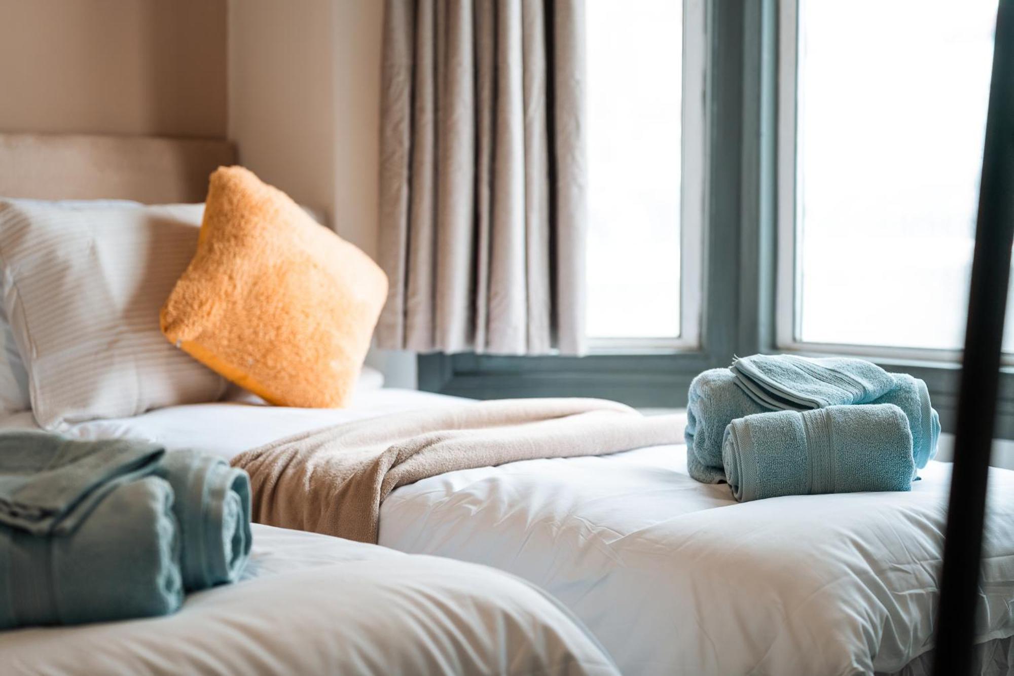 Edmonton - 4 Bedrooms, Sleeps 8, 3 Bathroom Contractor Base Сasa de vacaciones *