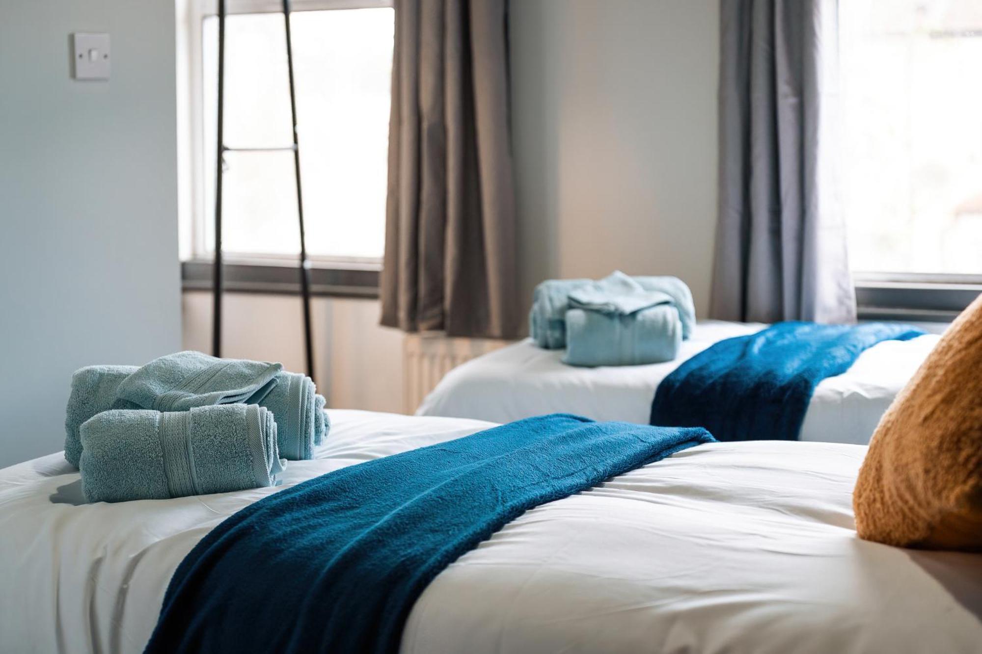 Edmonton - 4 Bedrooms, Sleeps 8, 3 Bathroom Contractor Base * Londres