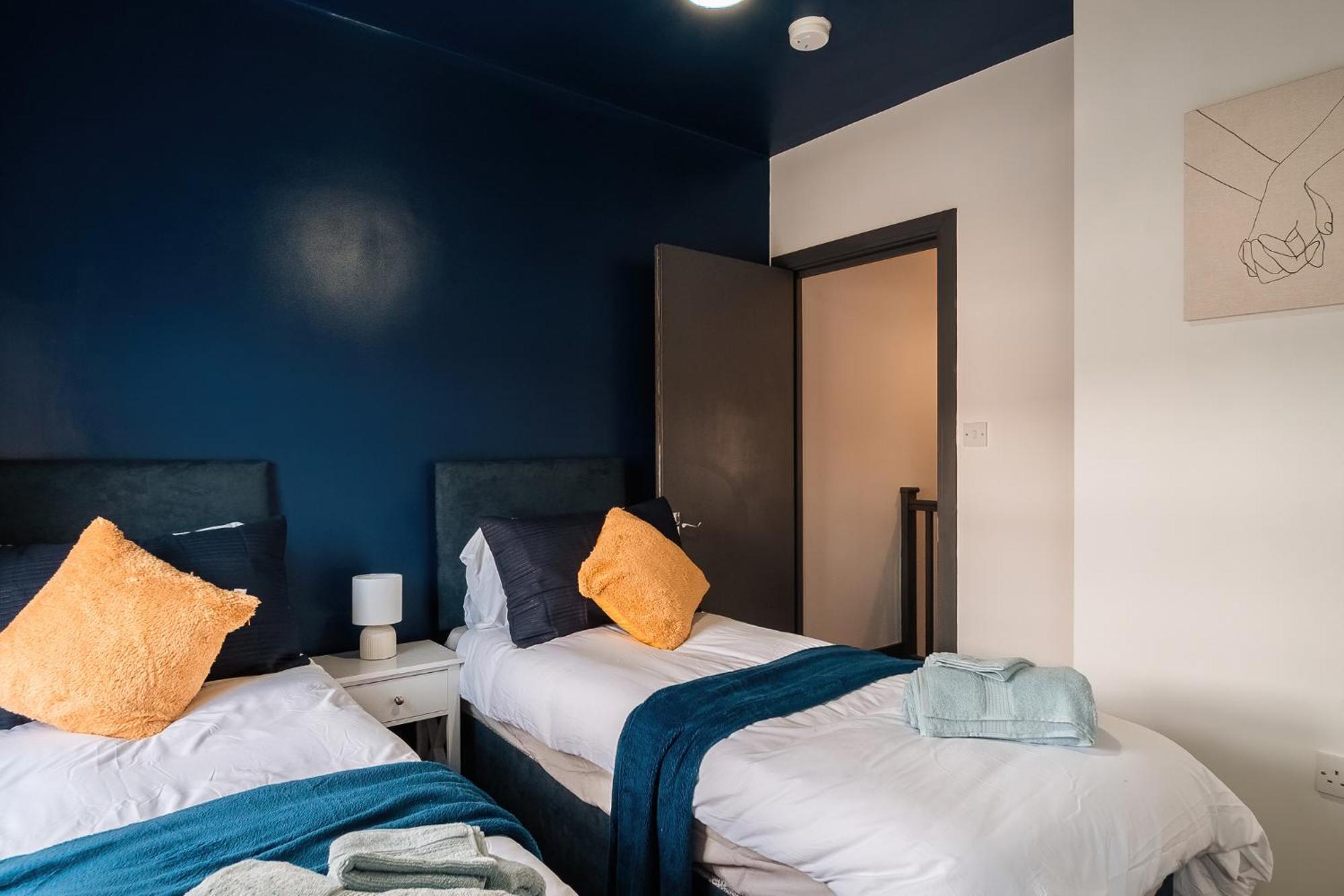 Edmonton - 4 Bedrooms, Sleeps 8, 3 Bathroom Contractor Base Londres