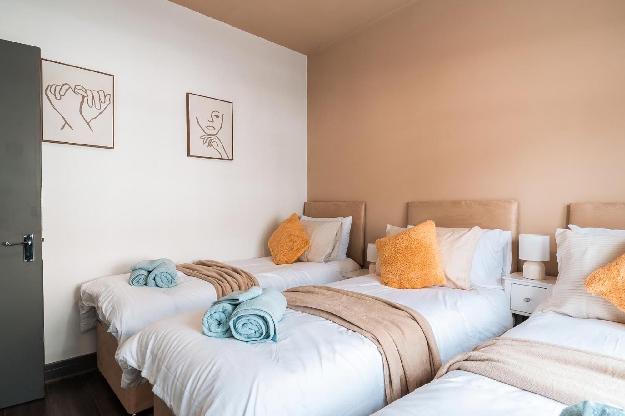 Casa de Férias Edmonton - 4 Bedrooms, Sleeps 8, 3 Bathroom Contractor Base *