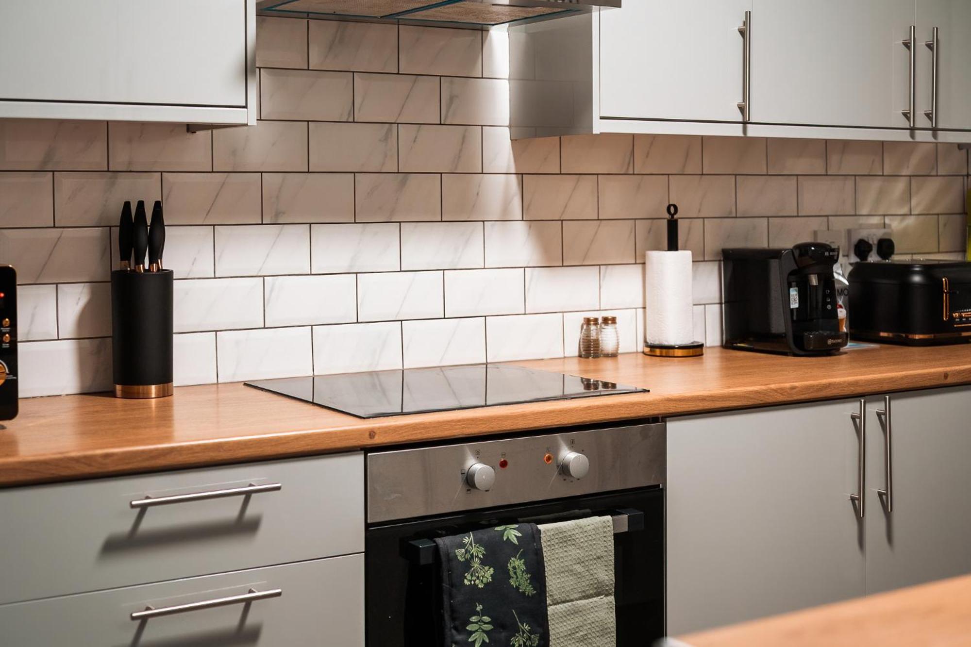 Edmonton - 4 Bedrooms, Sleeps 8, 3 Bathroom Contractor Base * Londres