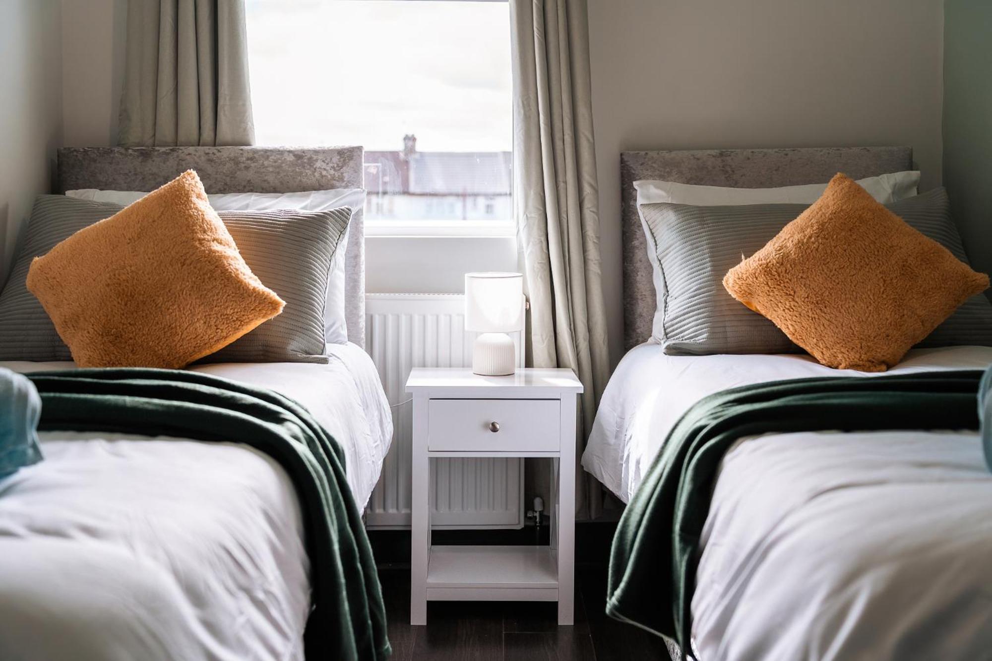 Edmonton - 4 Bedrooms, Sleeps 8, 3 Bathroom Contractor Base Londres