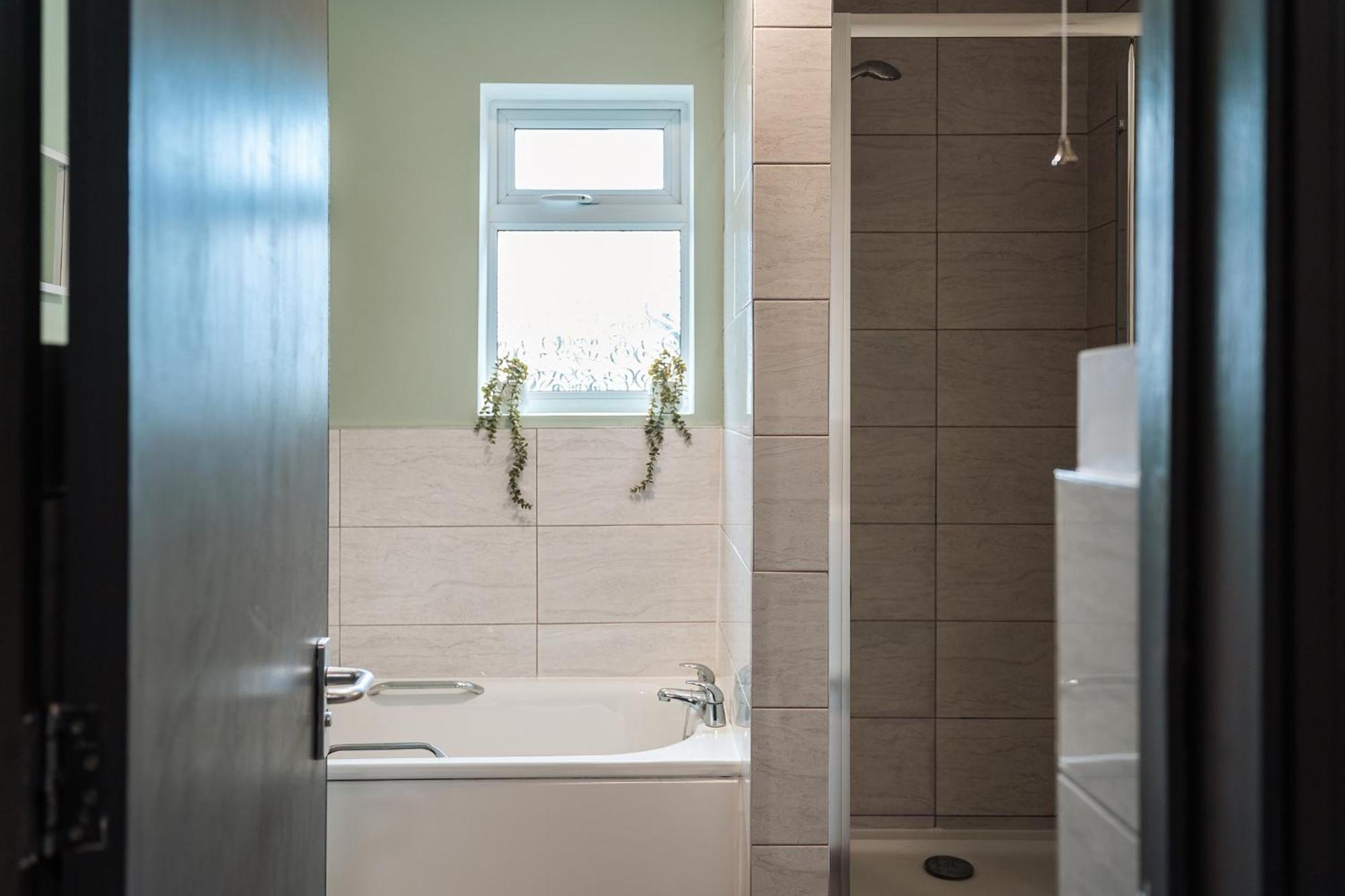 Casa de Férias Edmonton - 4 Bedrooms, Sleeps 8, 3 Bathroom Contractor Base *