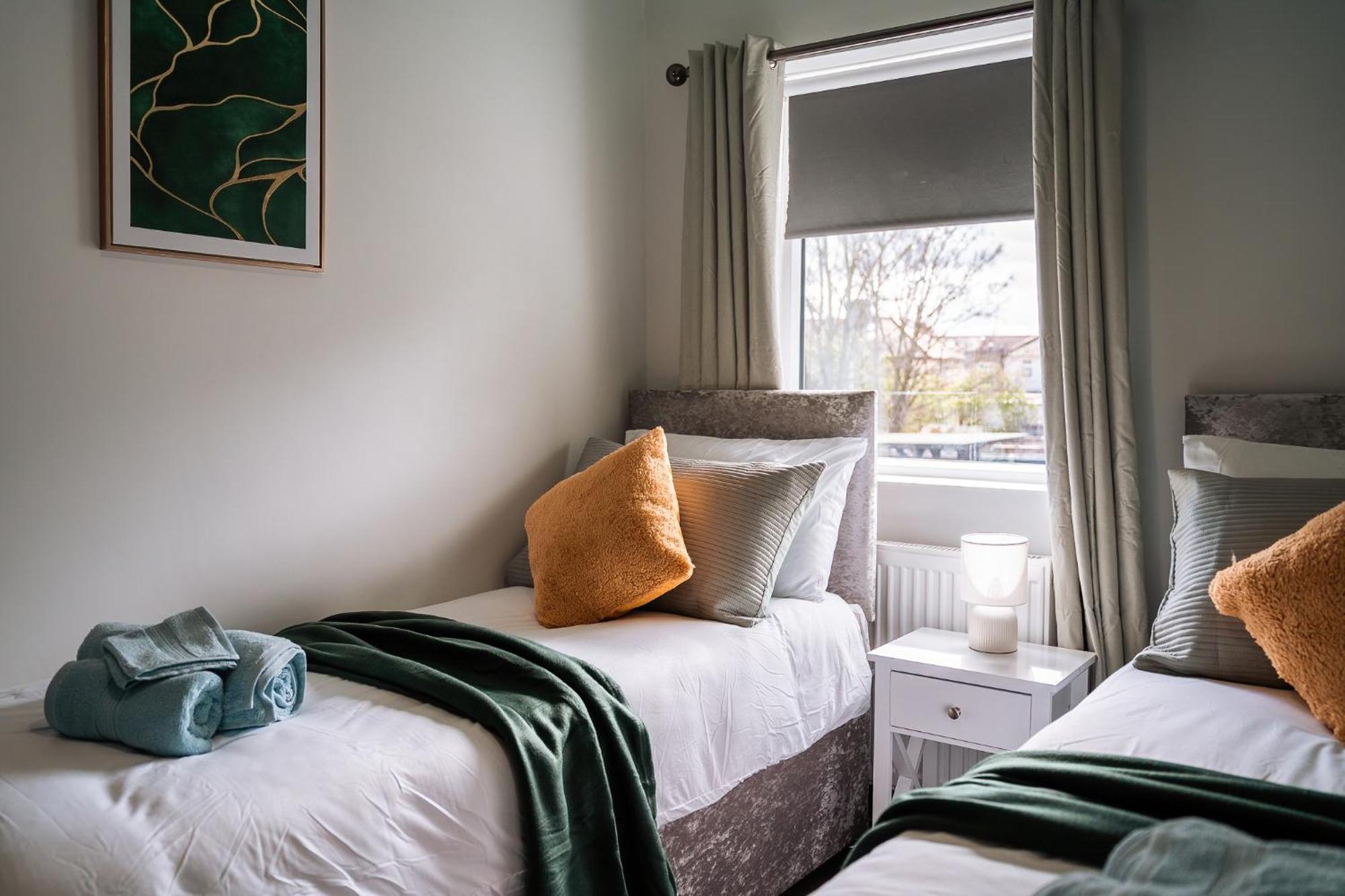 Edmonton - 4 Bedrooms, Sleeps 8, 3 Bathroom Contractor Base Casa de Férias *