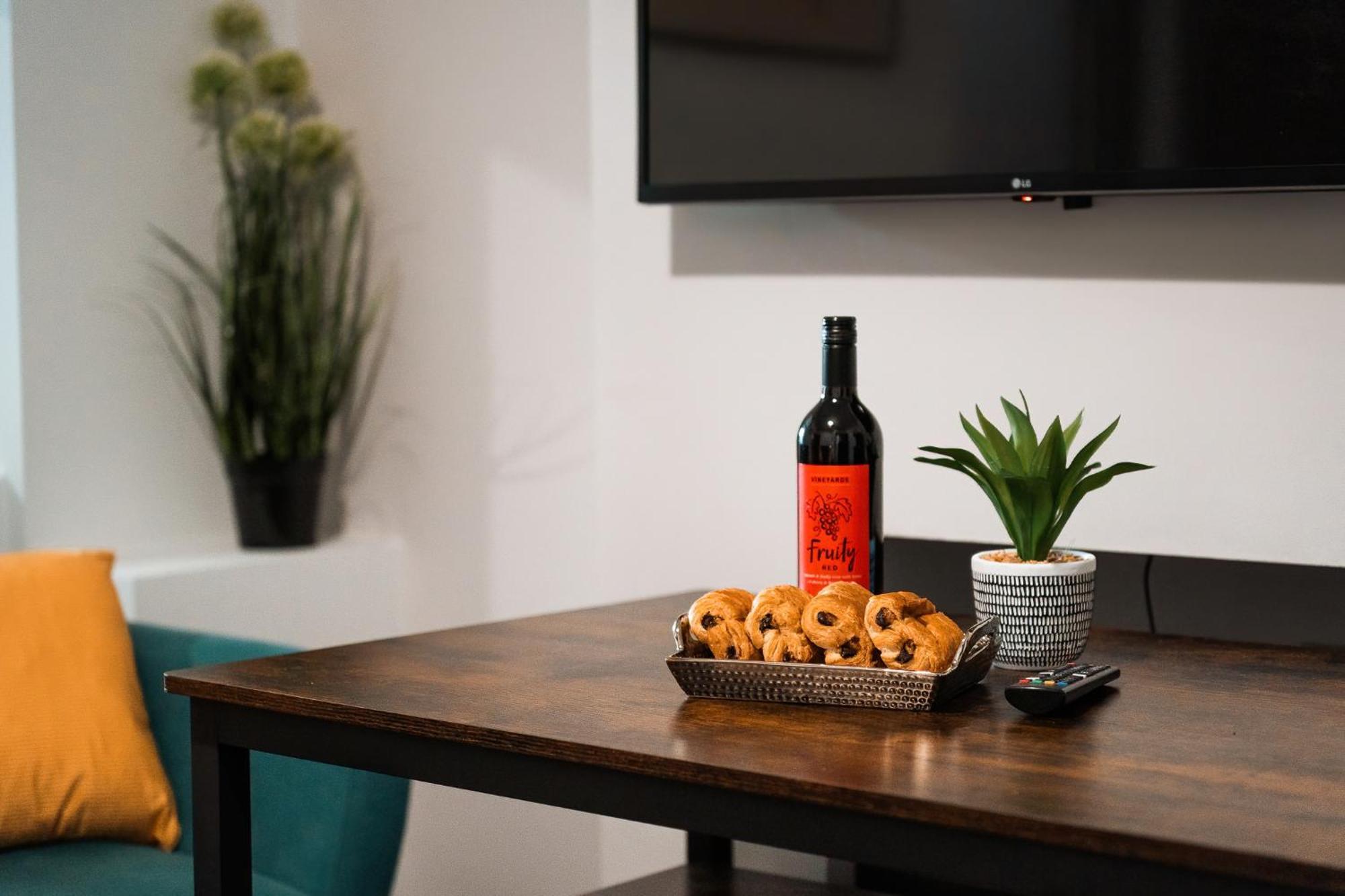 Edmonton - 4 Bedrooms, Sleeps 8, 3 Bathroom Contractor Base Casa de Férias Londres