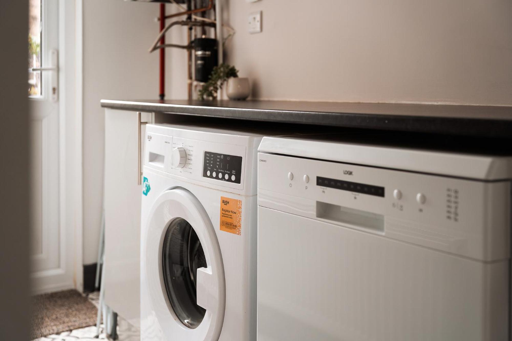 Edmonton - 4 Bedrooms, Sleeps 8, 3 Bathroom Contractor Base Casa de Férias Londres