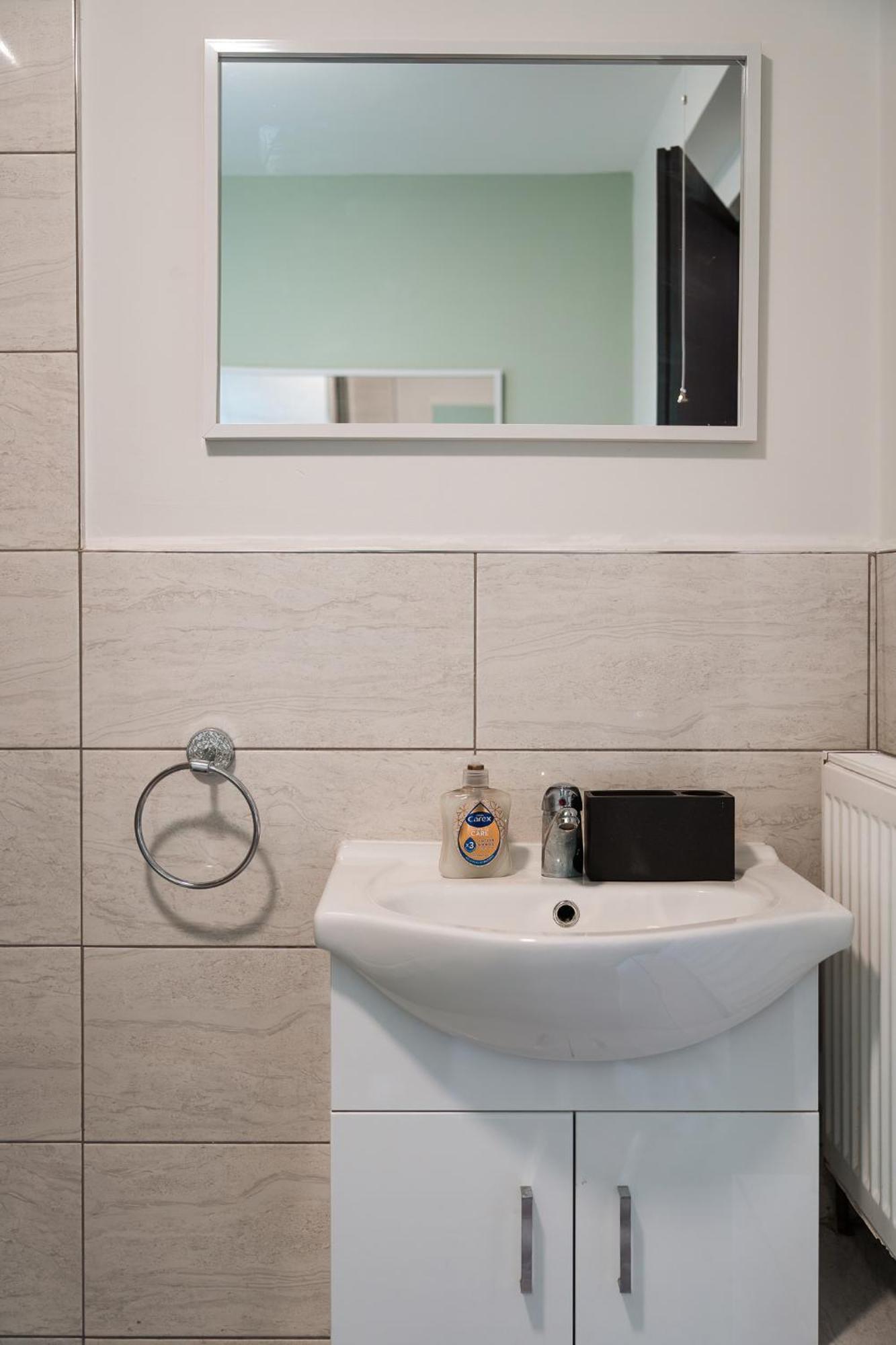Edmonton - 4 Bedrooms, Sleeps 8, 3 Bathroom Contractor Base Londres