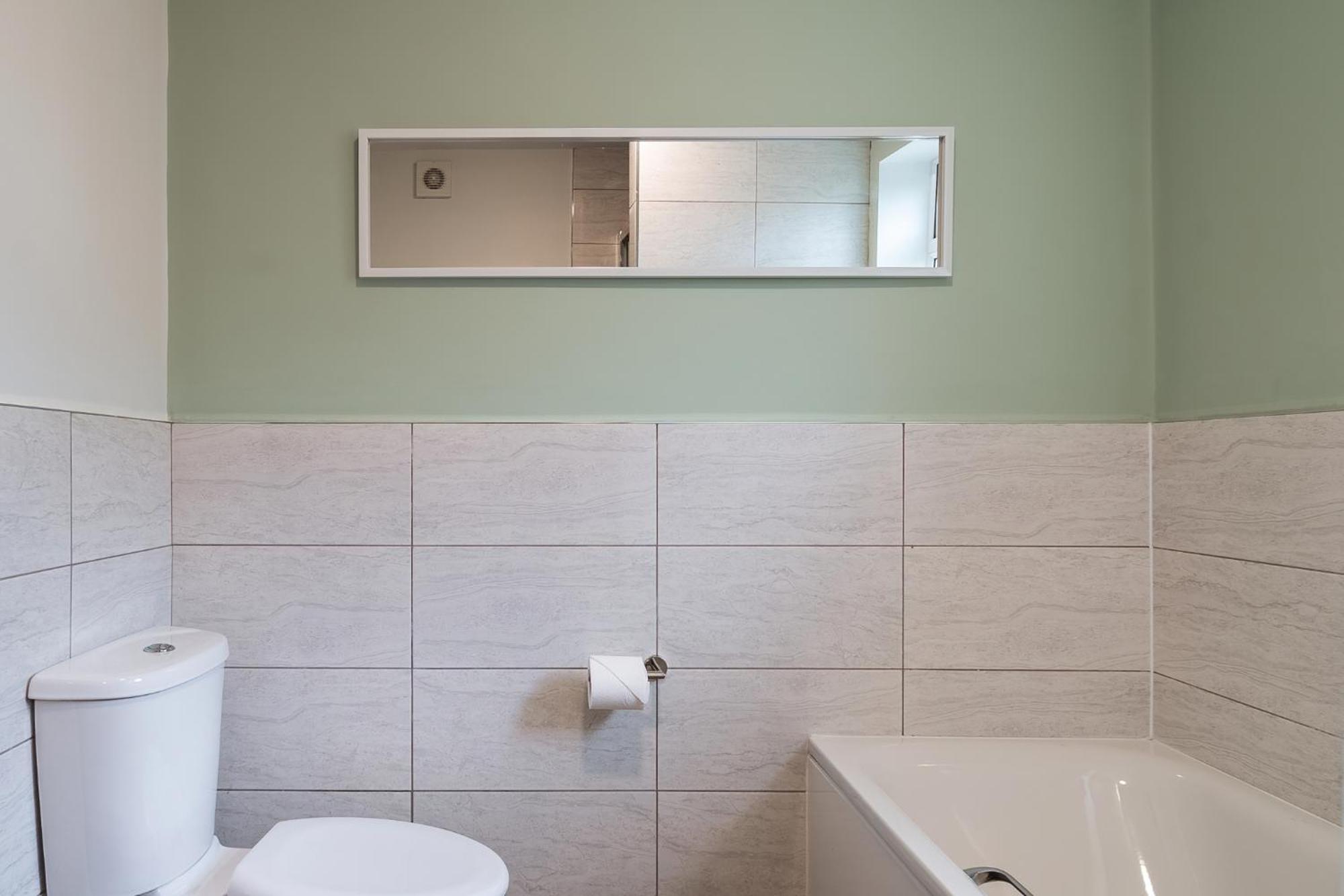Casa de Férias Edmonton - 4 Bedrooms, Sleeps 8, 3 Bathroom Contractor Base Londres