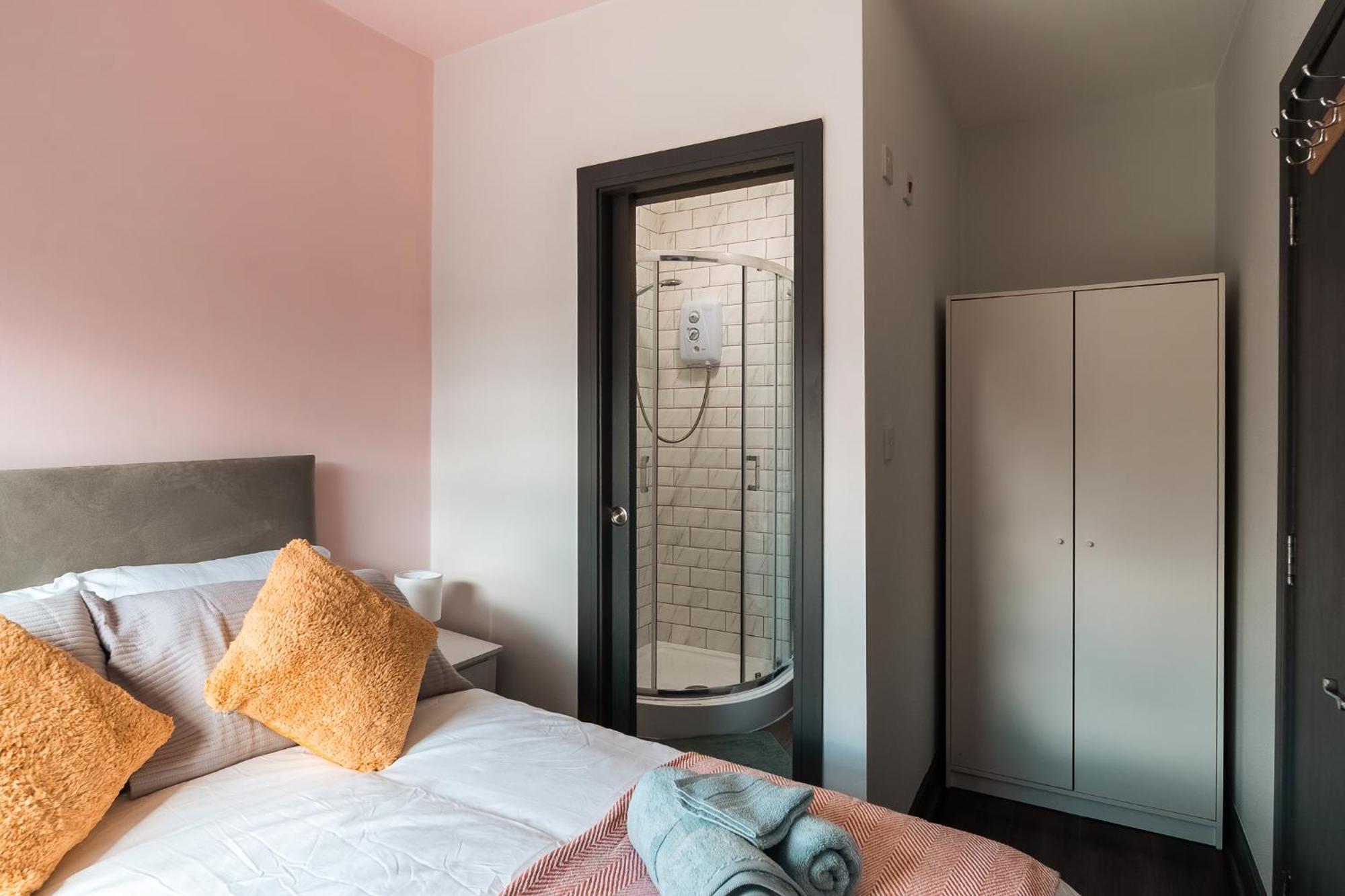Edmonton - 4 Bedrooms, Sleeps 8, 3 Bathroom Contractor Base * Londres
