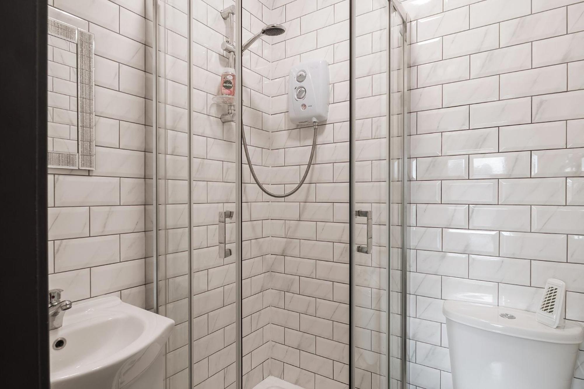 Edmonton - 4 Bedrooms, Sleeps 8, 3 Bathroom Contractor Base Casa de Férias Londres