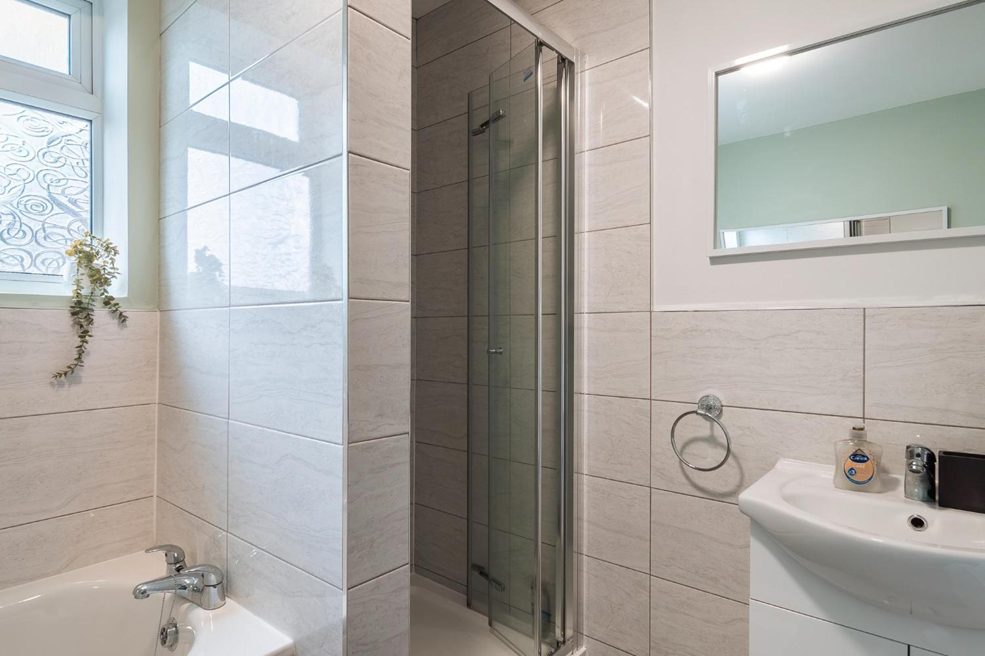 Edmonton - 4 Bedrooms, Sleeps 8, 3 Bathroom Contractor Base Londres