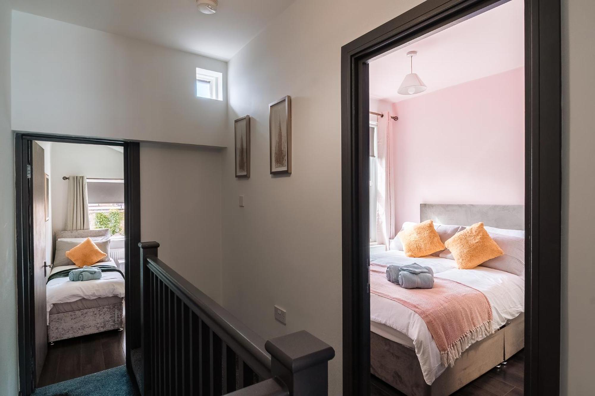 Edmonton - 4 Bedrooms, Sleeps 8, 3 Bathroom Contractor Base Casa de Férias *