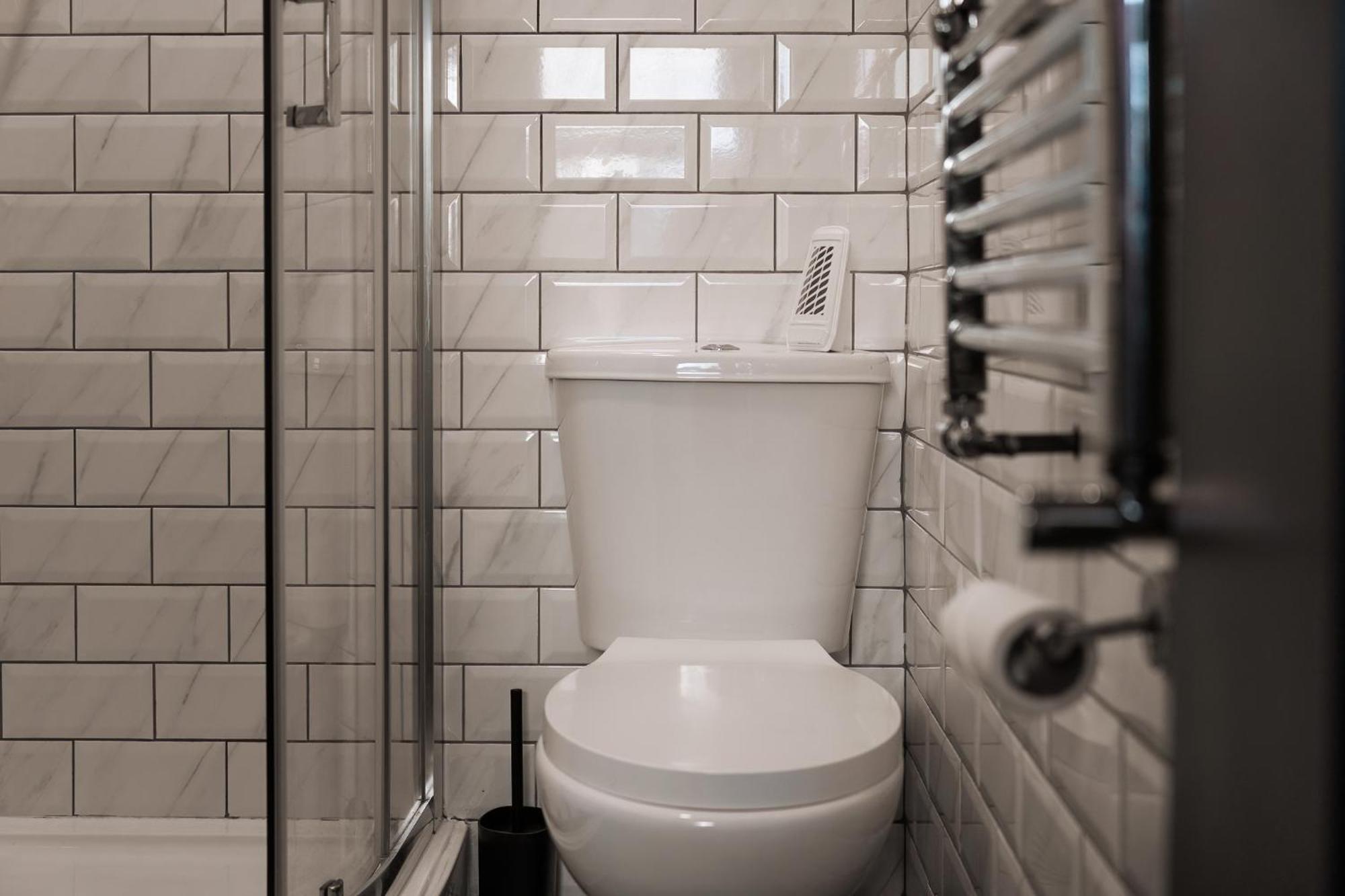 Casa de Férias Edmonton - 4 Bedrooms, Sleeps 8, 3 Bathroom Contractor Base Londres