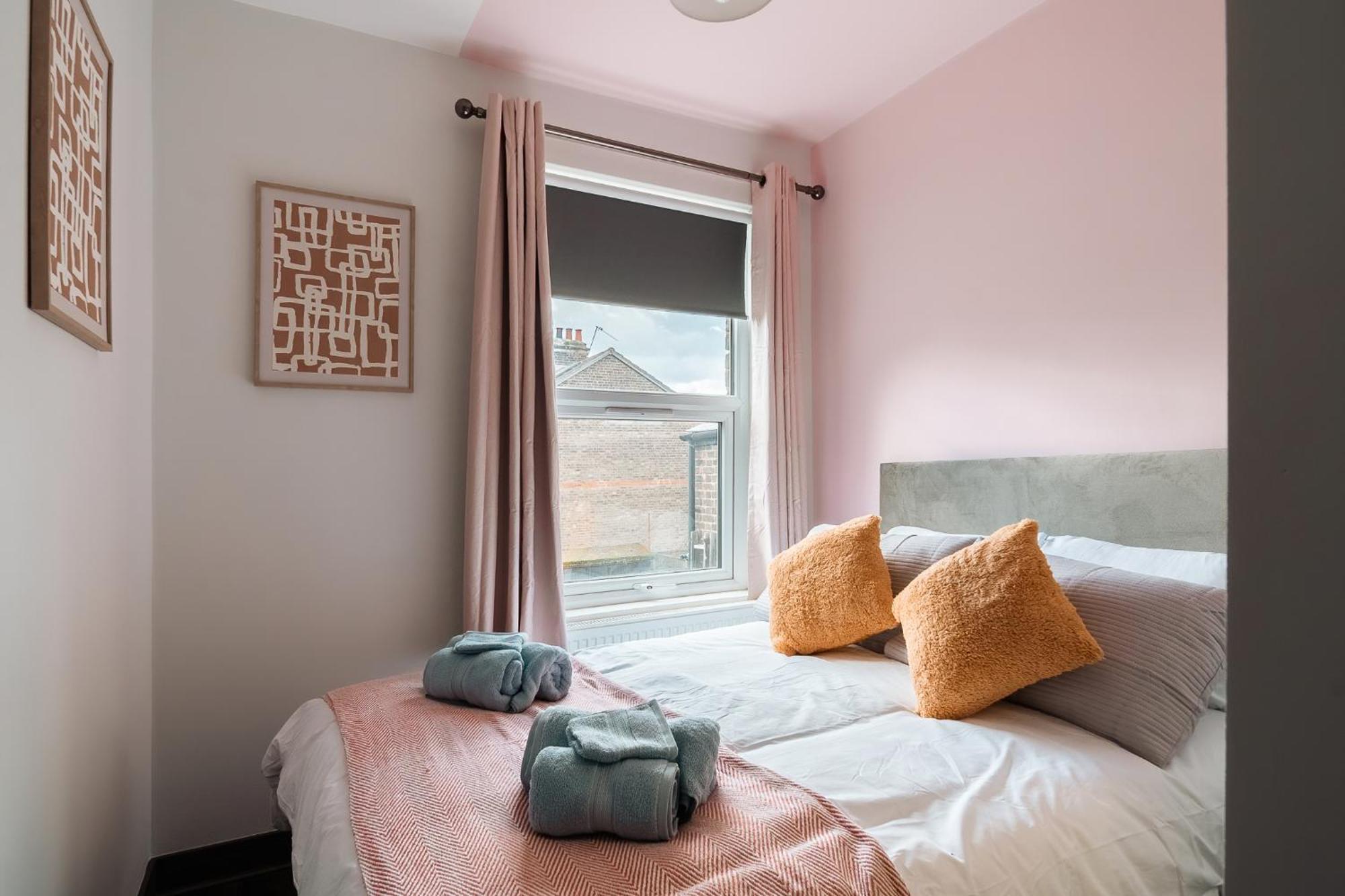 Edmonton - 4 Bedrooms, Sleeps 8, 3 Bathroom Contractor Base * Londres