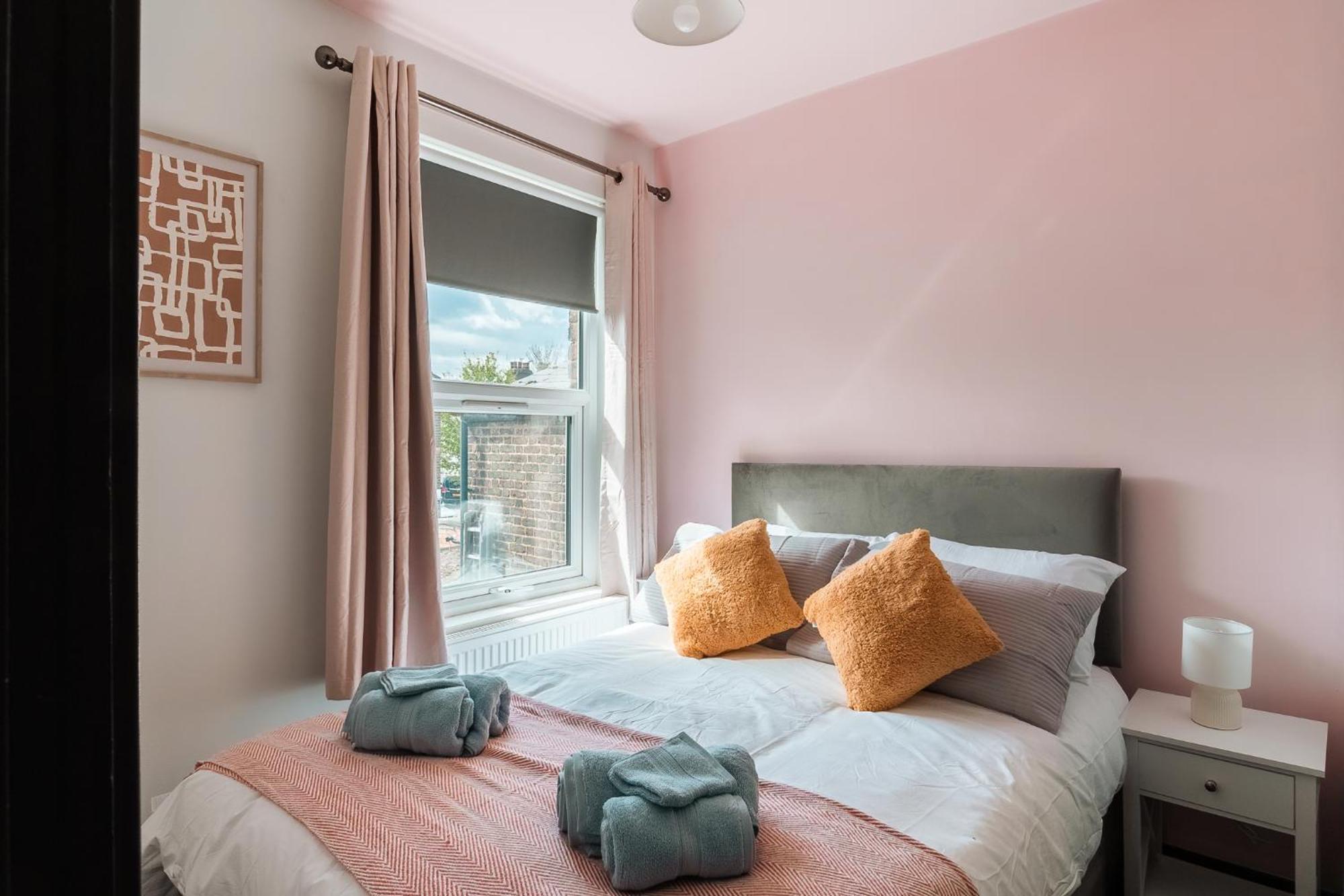 Edmonton - 4 Bedrooms, Sleeps 8, 3 Bathroom Contractor Base Casa de Férias Londres