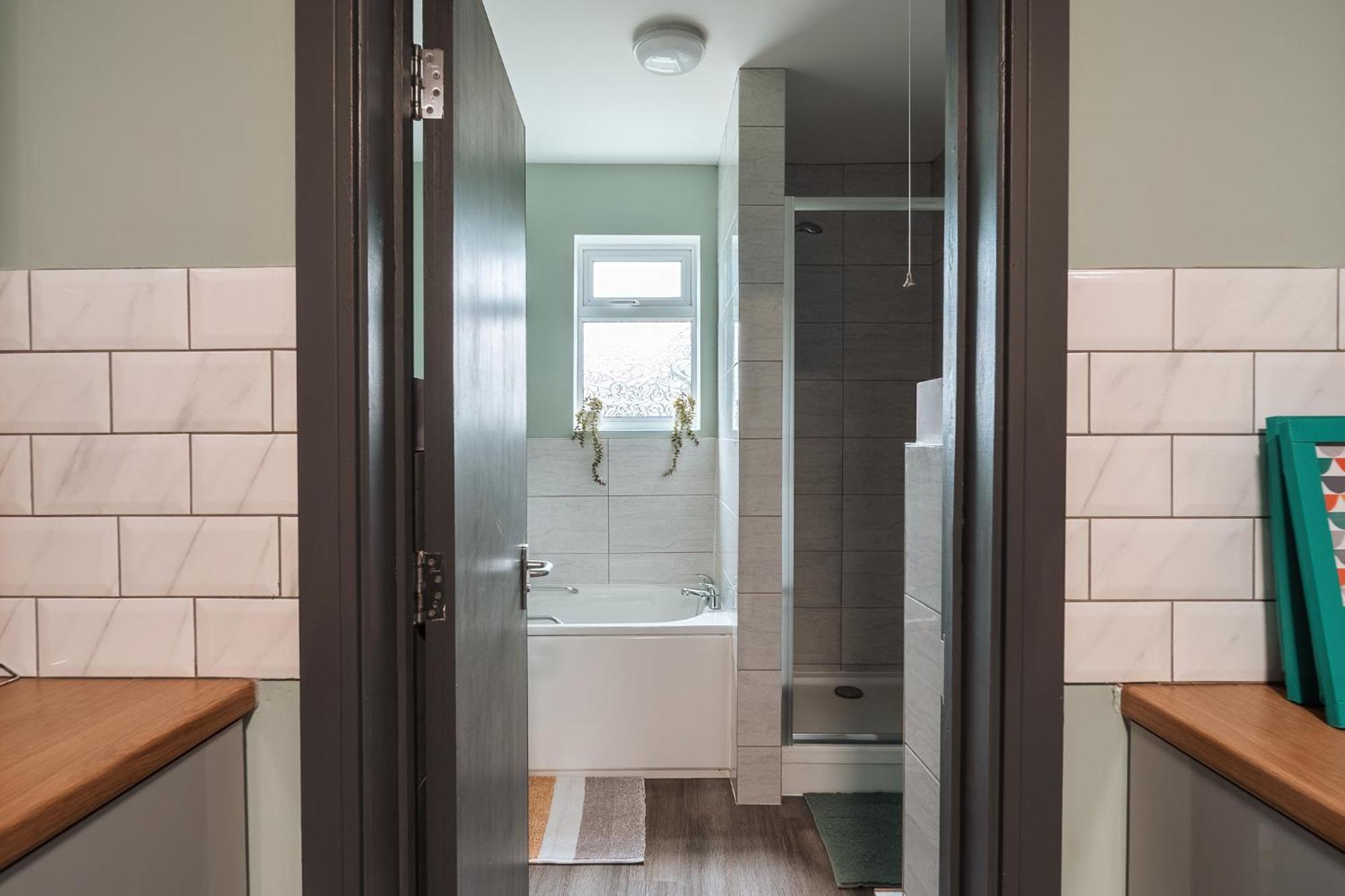 Casa de Férias Edmonton - 4 Bedrooms, Sleeps 8, 3 Bathroom Contractor Base Londres