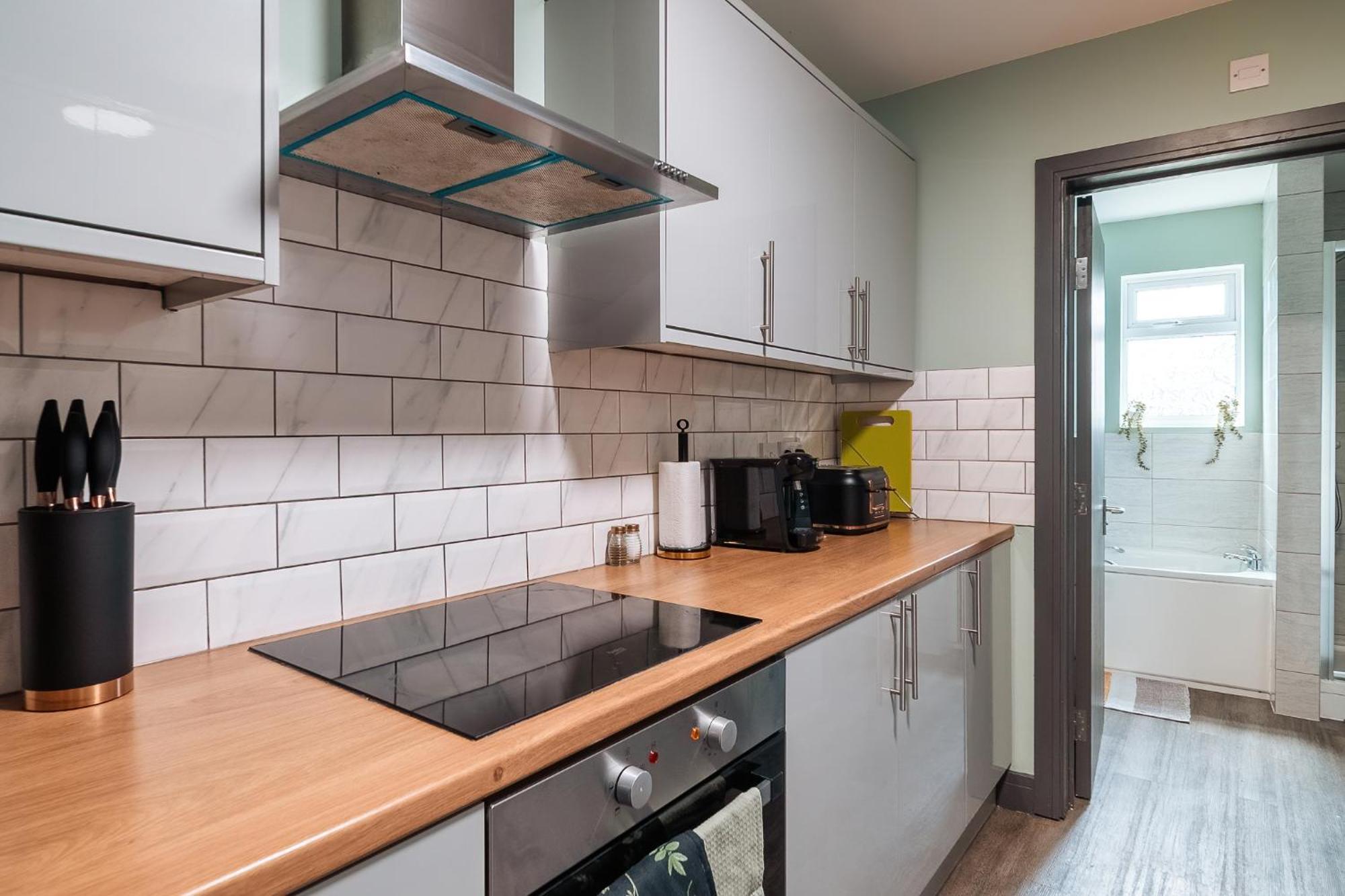 Edmonton - 4 Bedrooms, Sleeps 8, 3 Bathroom Contractor Base * Londres