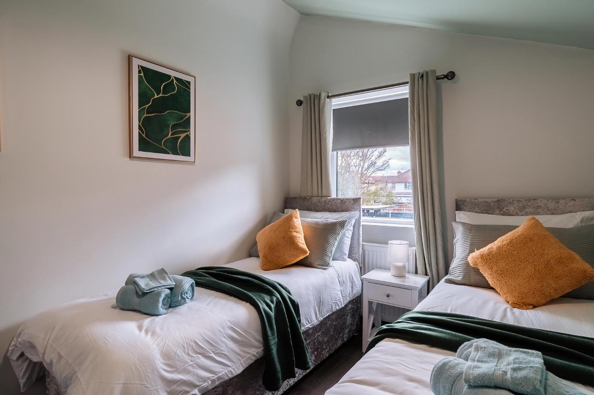 Casa de Férias Edmonton - 4 Bedrooms, Sleeps 8, 3 Bathroom Contractor Base