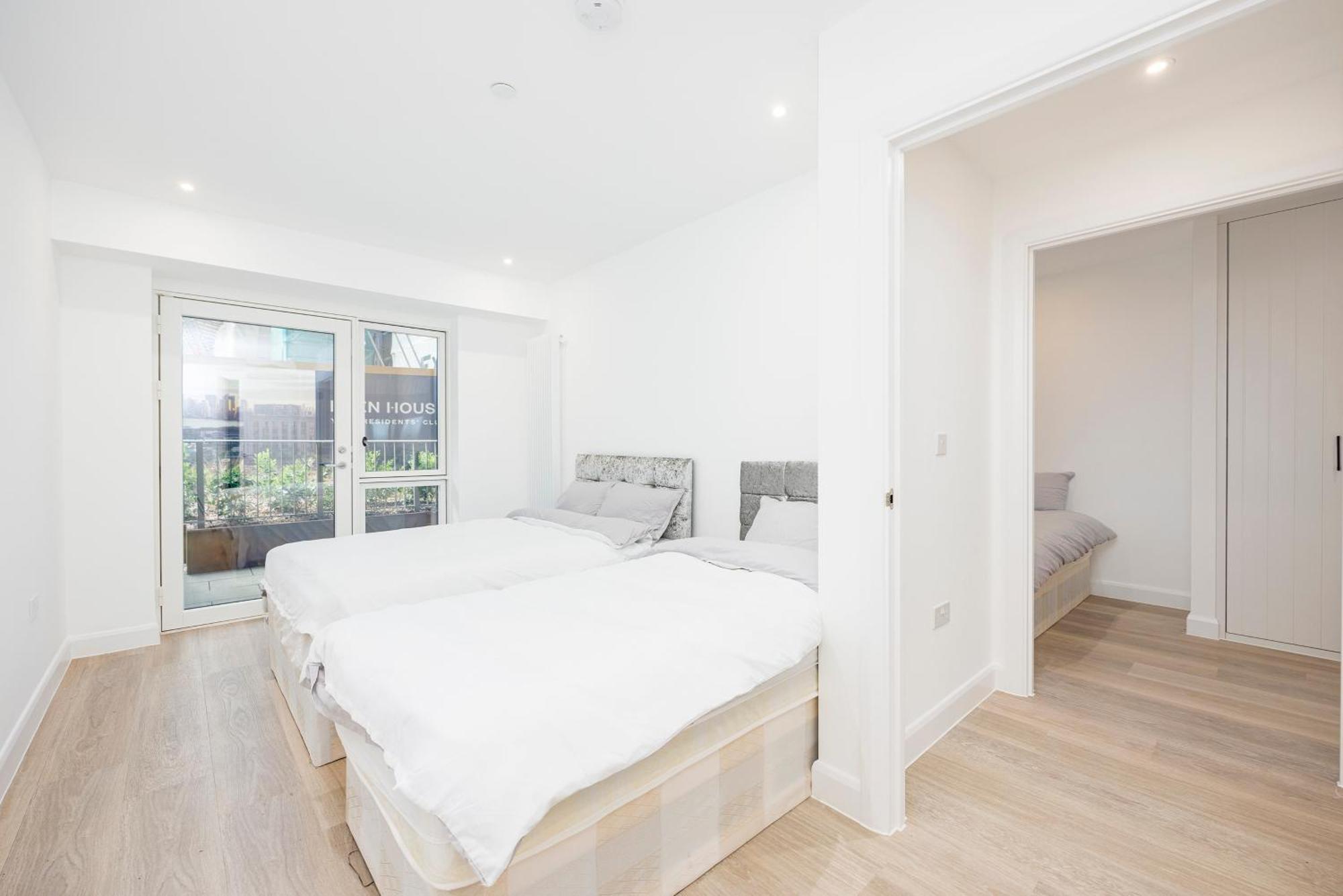 Heads On Bed- Excel Royal Victoria Dock O2 Appartement