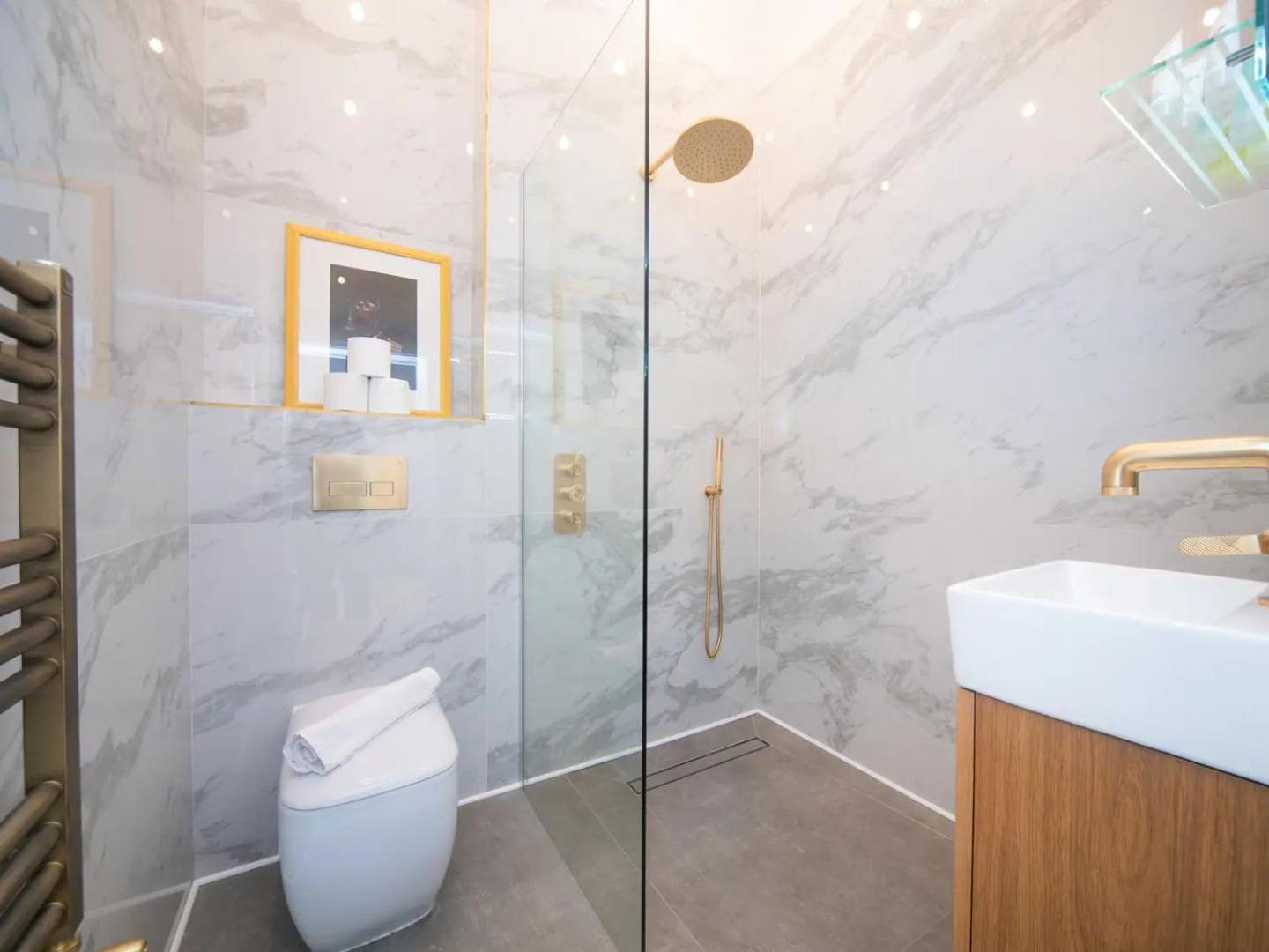 Appartement Pass The Keys A Vibrant Characterful Mews House With Air Con *