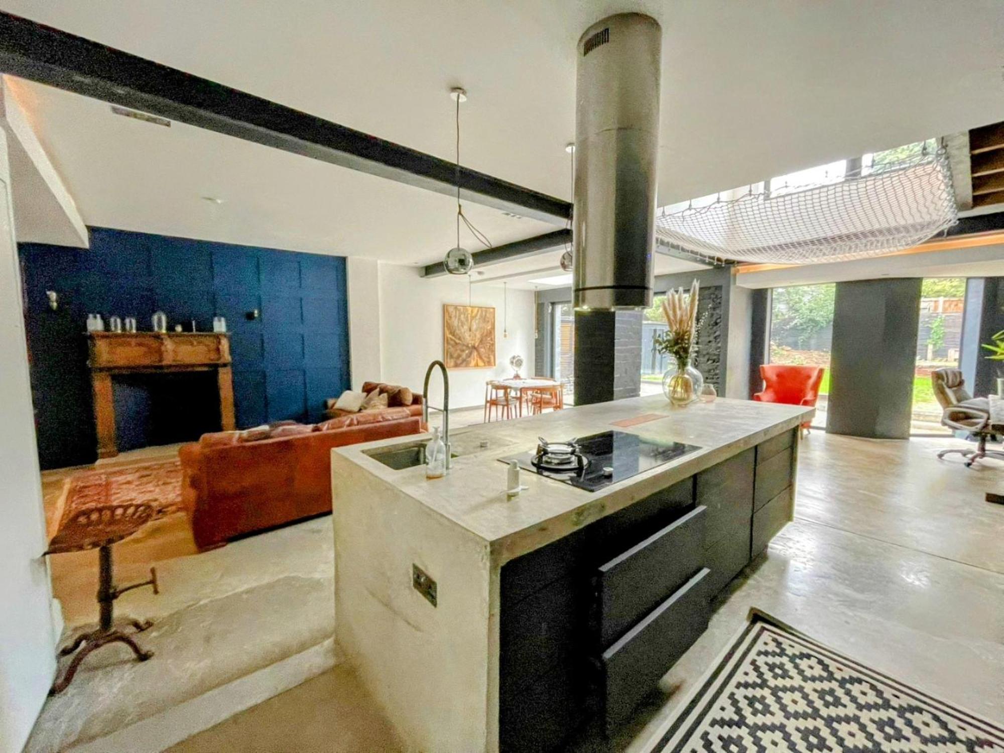Remarkable 7-bed House In * Londres