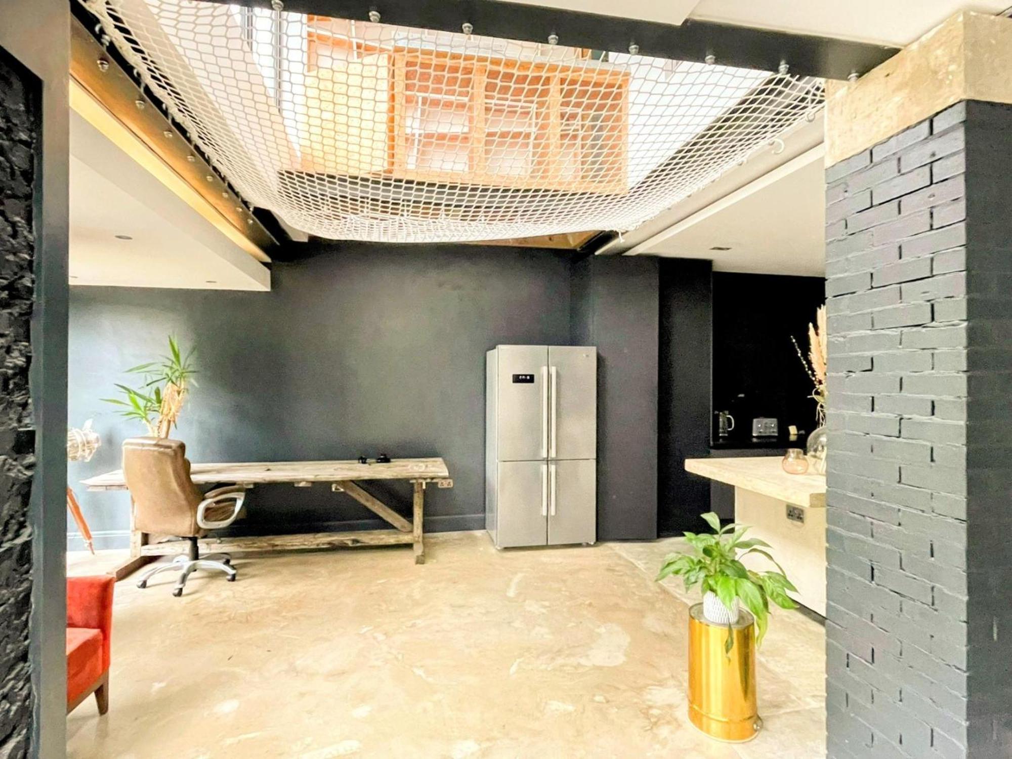 Hébergement de vacances Remarkable 7-bed House In *