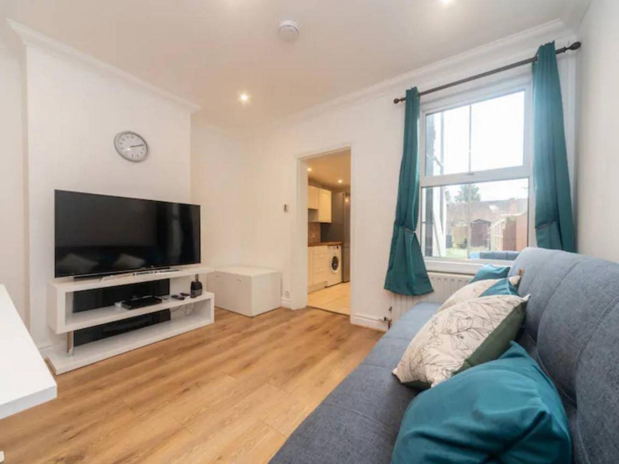 Charming Period Near Surbiton With Garden Holiday home London