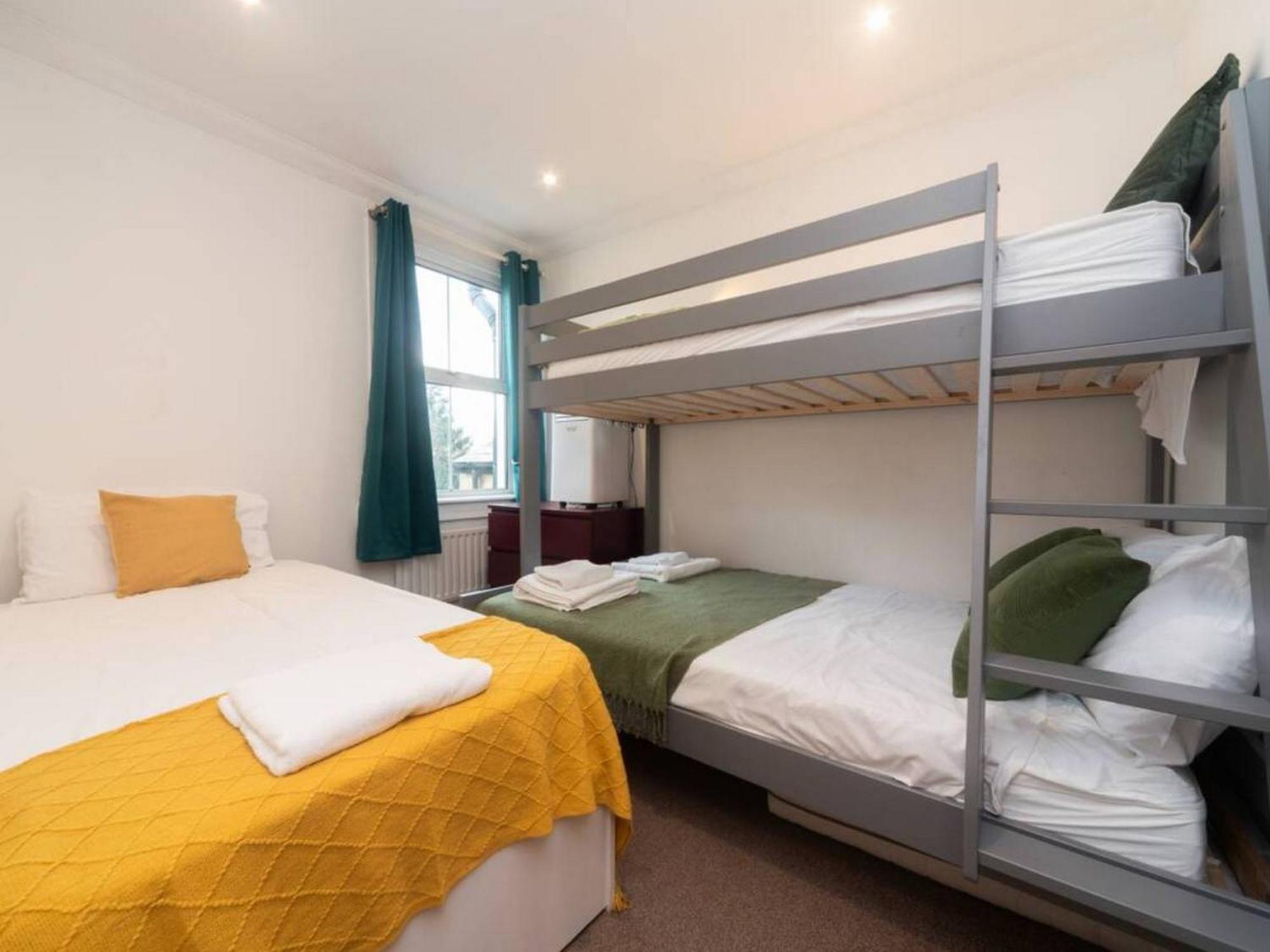 Charming Period Near Surbiton With Garden Holiday home *
