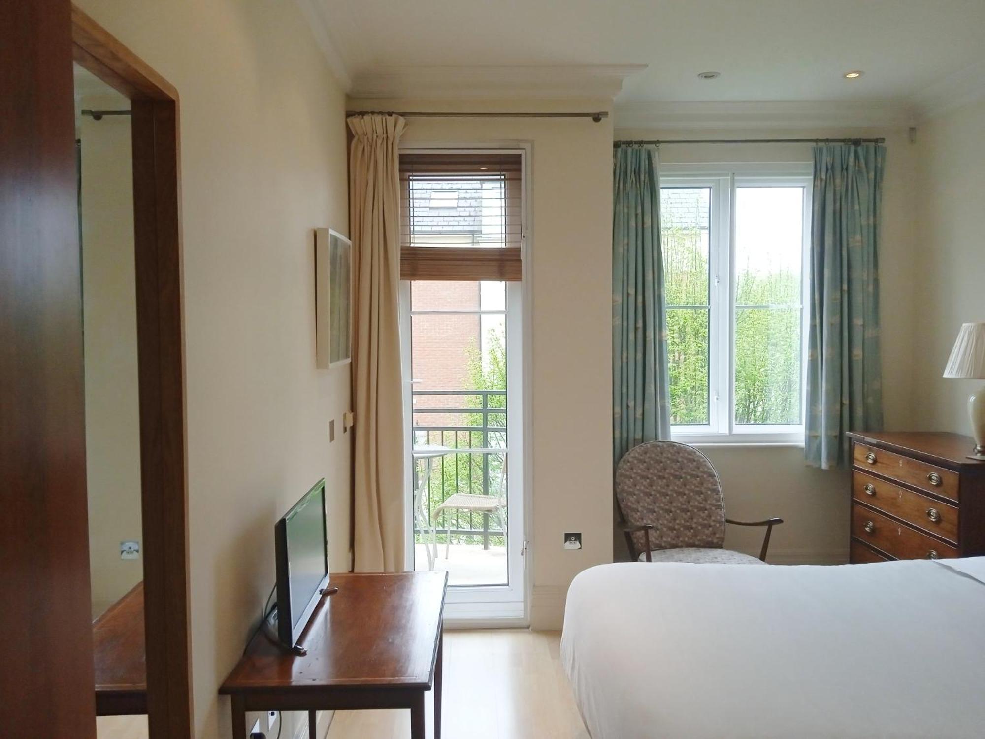 Beautiful With Underground Parking, Balcony In Kew, Richmond * Londres