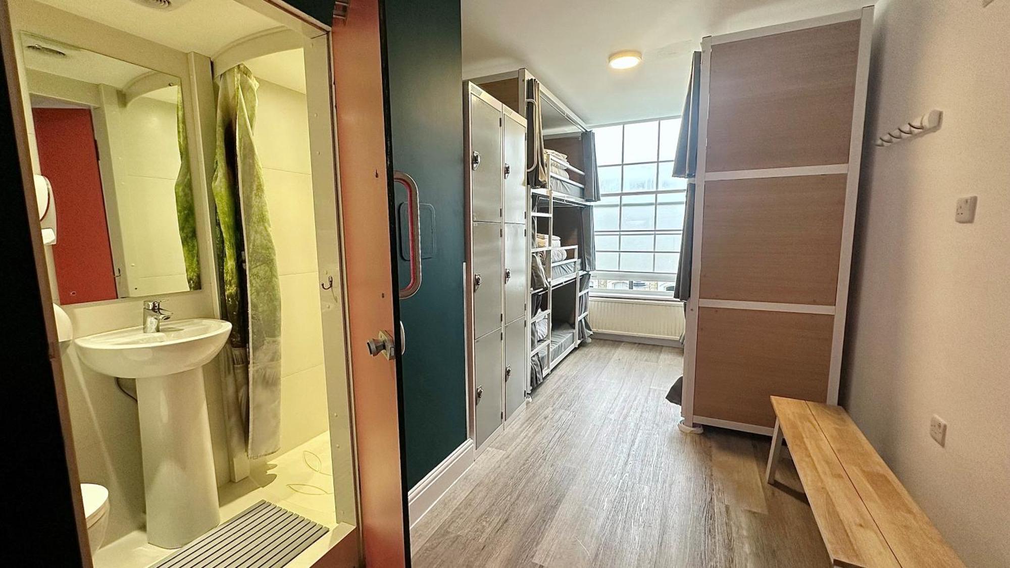 Smart Hyde Park View Hostal *