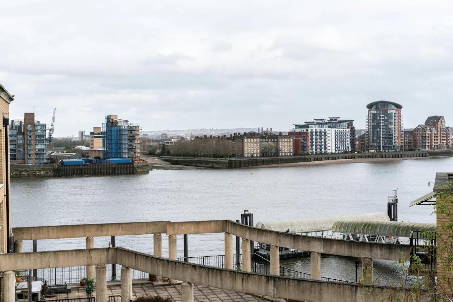 Sunny Maisonette With Views Over Canary Wharf, Apartamento Londres