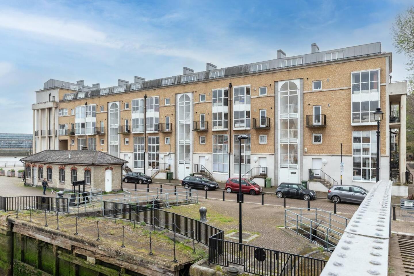 Sunny Maisonette With Views Over Canary Wharf, Londres