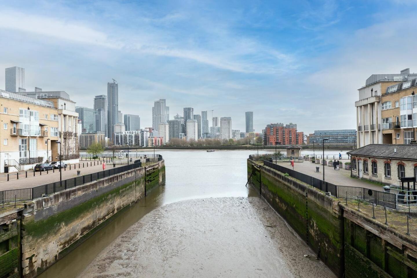 Sunny Maisonette With Views Over Canary Wharf, Londres