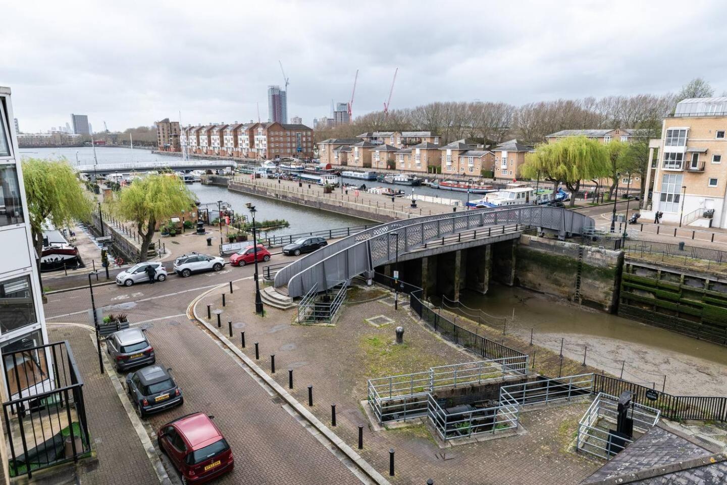 Sunny Maisonette With Views Over Canary Wharf,