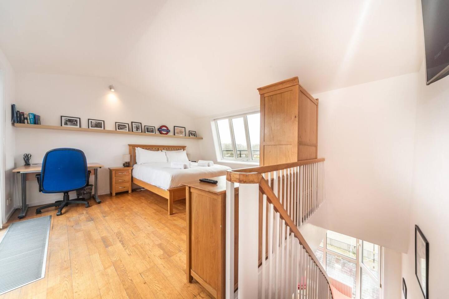 Sunny Maisonette With Views Over Canary Wharf,