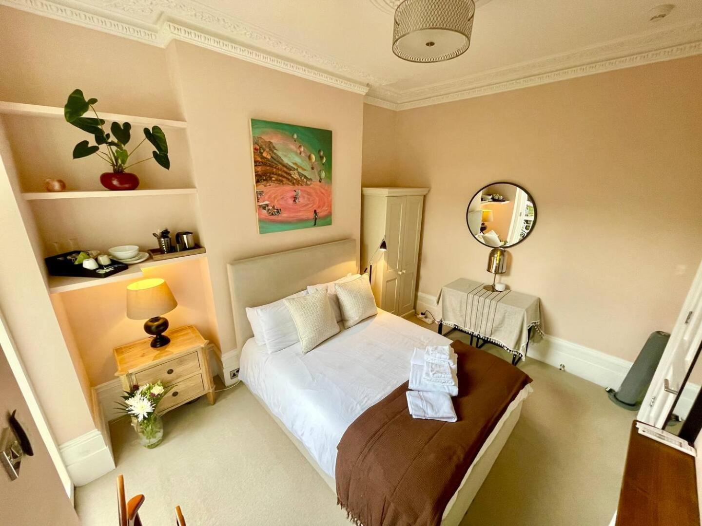 Luxury King-bed Ensuite With Quiet Private Patio Hébergement de vacances *