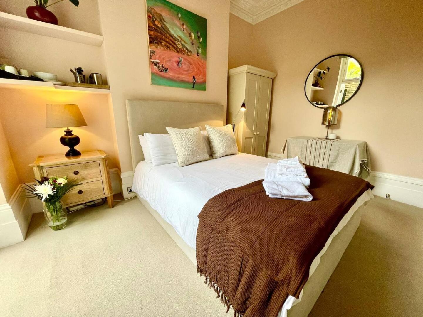 Luxury King-bed Ensuite With Quiet Private Patio Casa de férias