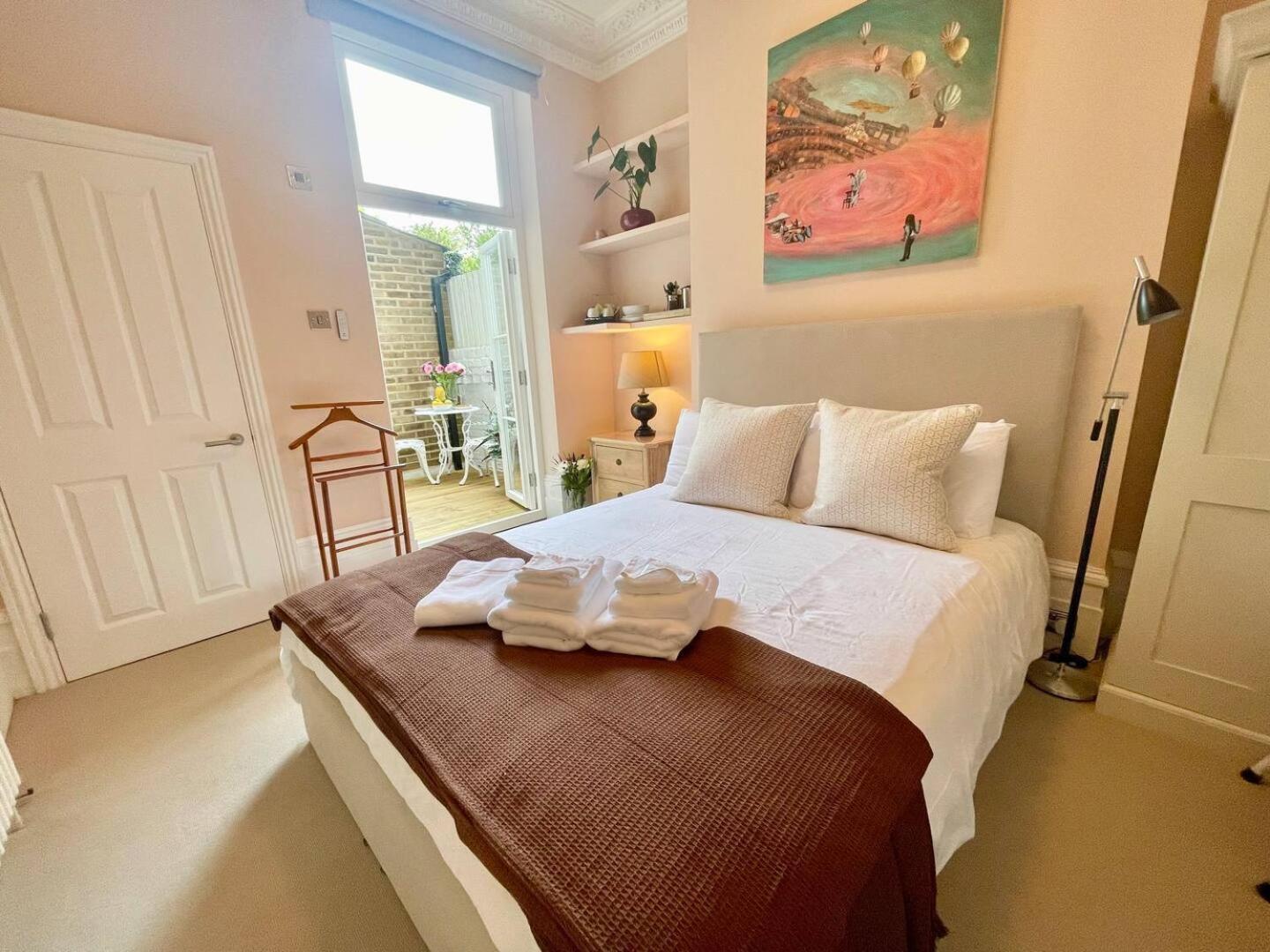 Luxury King-bed Ensuite With Quiet Private Patio Londres