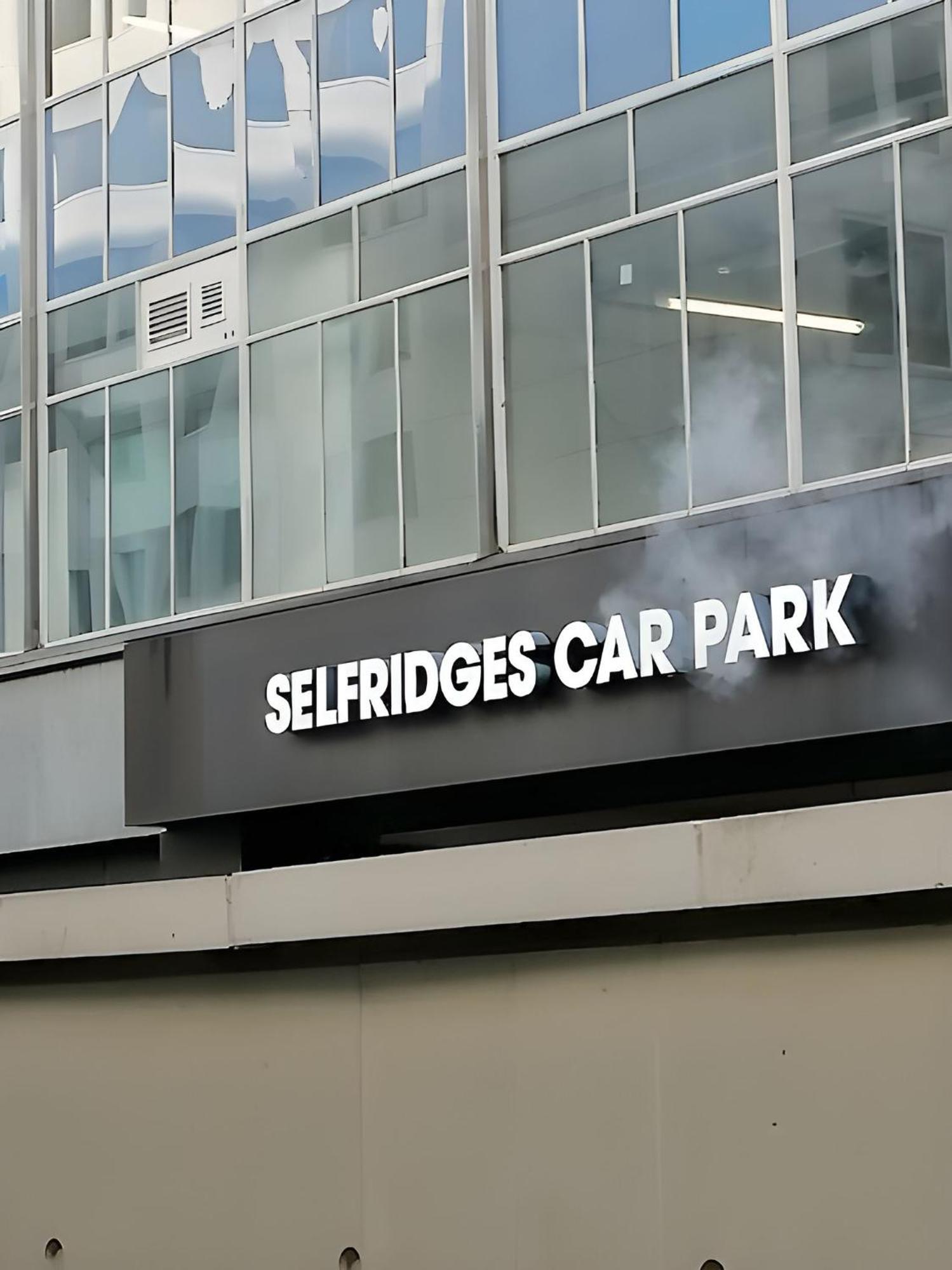 Selfridges Skyline Located Next To Bond Street 5gc * Londres