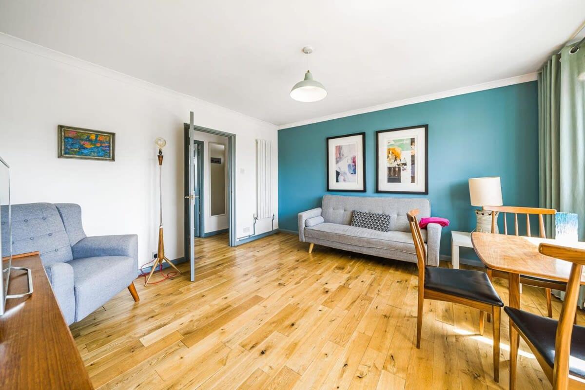 Apartment 2 Bedroom Central With Views *
