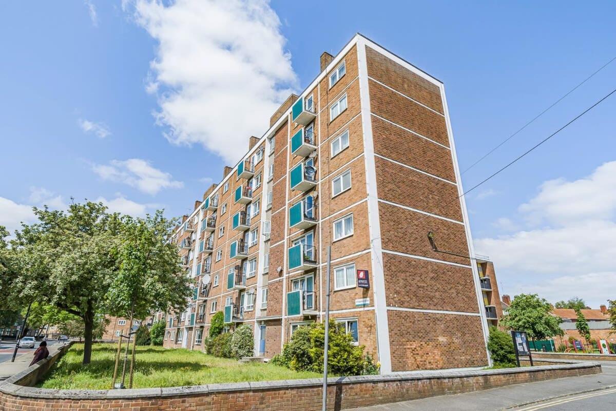 2 Bedroom Central With Views Apartment *