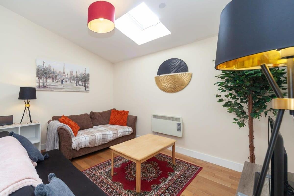 Modern 2 Bed Attic In Brixton Apartment *