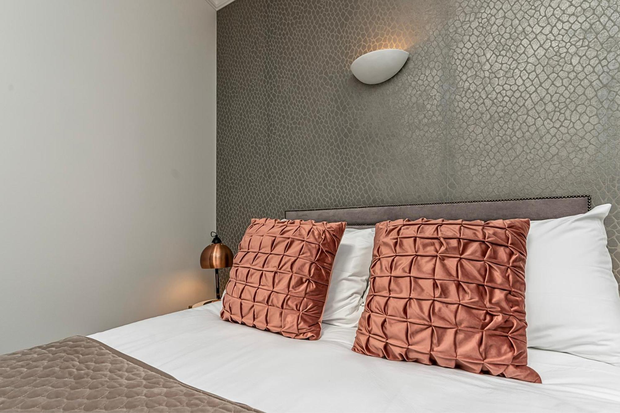 Secret Kensington Garden Mews: Spacious 2-bedroom House With Private Patio Casa de férias