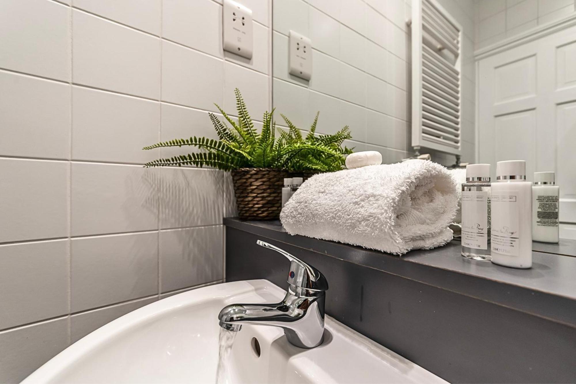 The Secret Kensington Garden Mews-2 Bedroom Full House-2 Train Lines- Spacious-kings Road- Harrods -chelsea Stadium-private Small Patio *