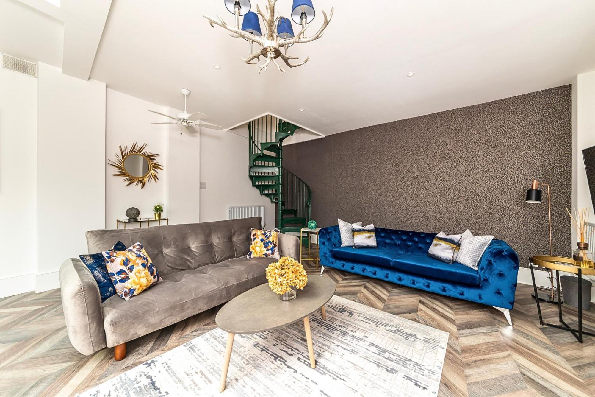 Secret Kensington Garden Mews: Spacious 2-bedroom House With Private Patio Casa de férias Londres
