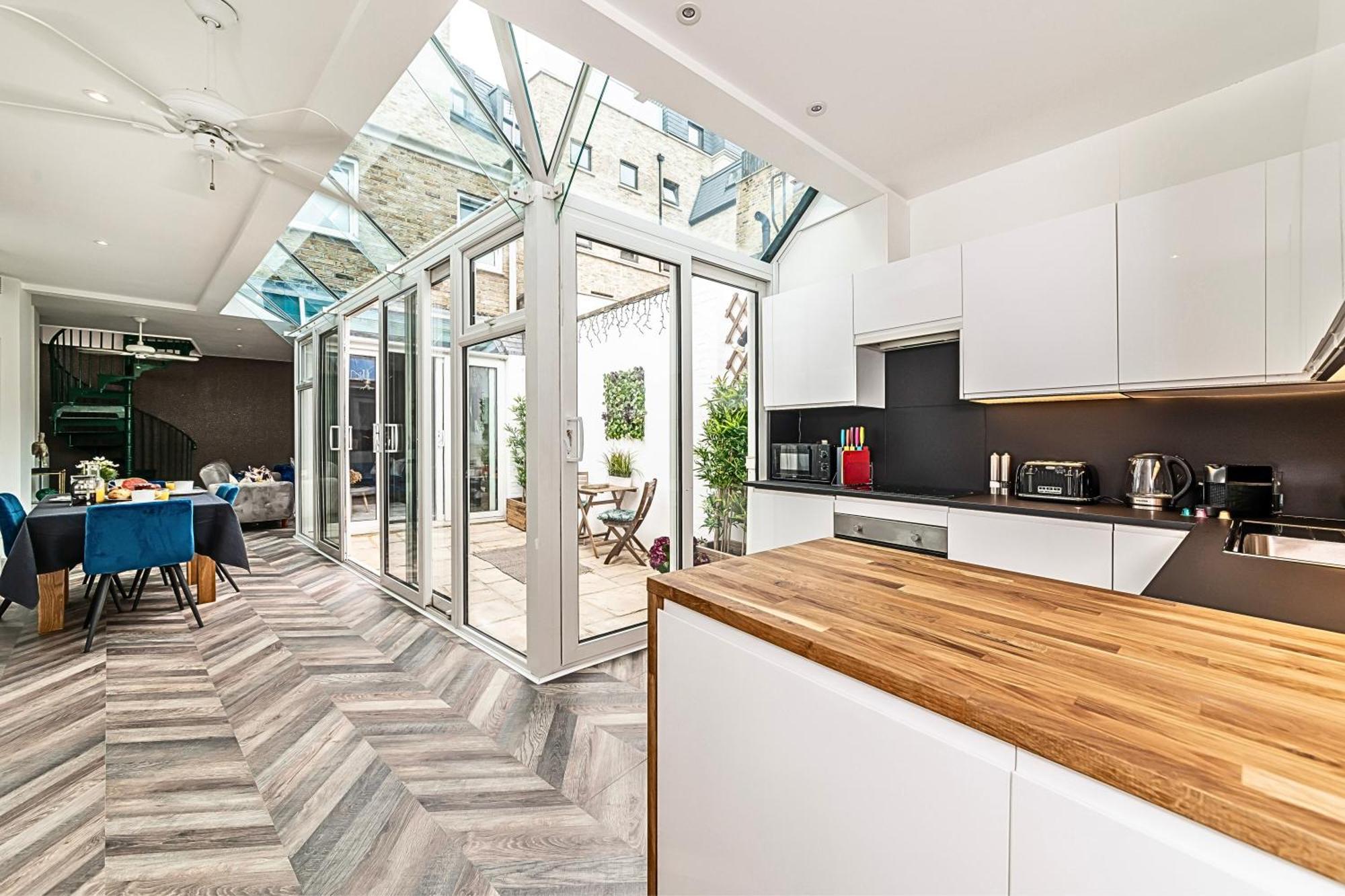 Casa de férias Secret Kensington Garden Mews: Spacious 2-bedroom House With Private Patio Londres
