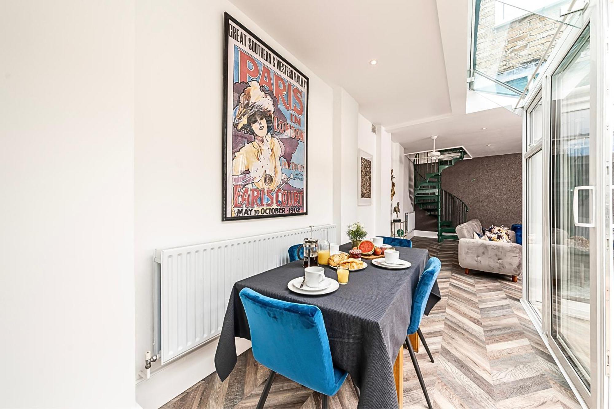 Secret Kensington Garden Mews: Spacious 2-bedroom House With Private Patio Casa de férias Londres