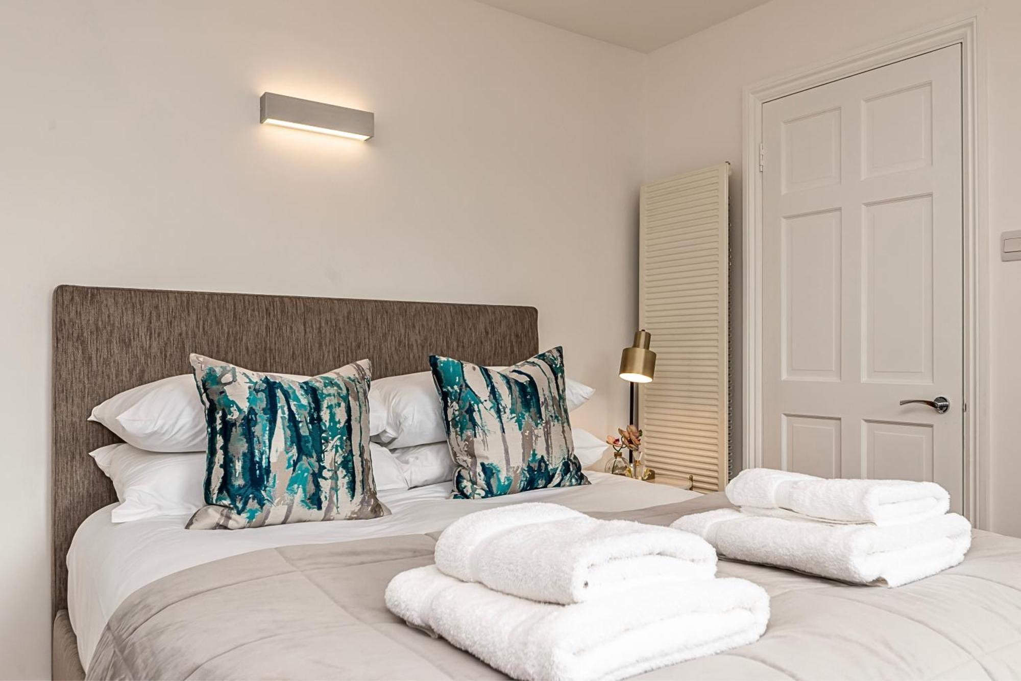 Vakantiehuis The Secret Kensington Garden Mews-2 Bedroom Full House-2 Train Lines- Spacious-kings Road- Harrods -chelsea Stadium-private Small Patio Londen
