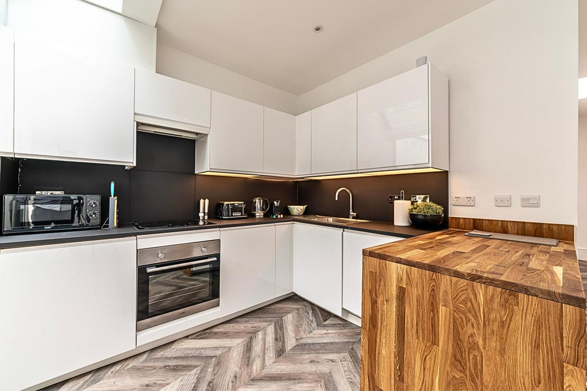 Secret Kensington Garden Mews: Spacious 2-bedroom House With Private Patio Casa de férias Londres
