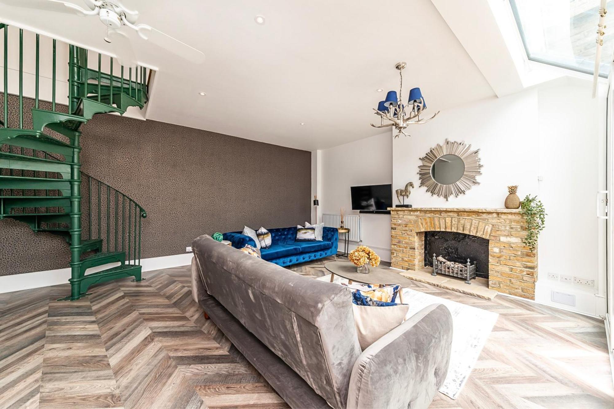 Secret Kensington Garden Mews: Spacious 2-bedroom House With Private Patio Londres